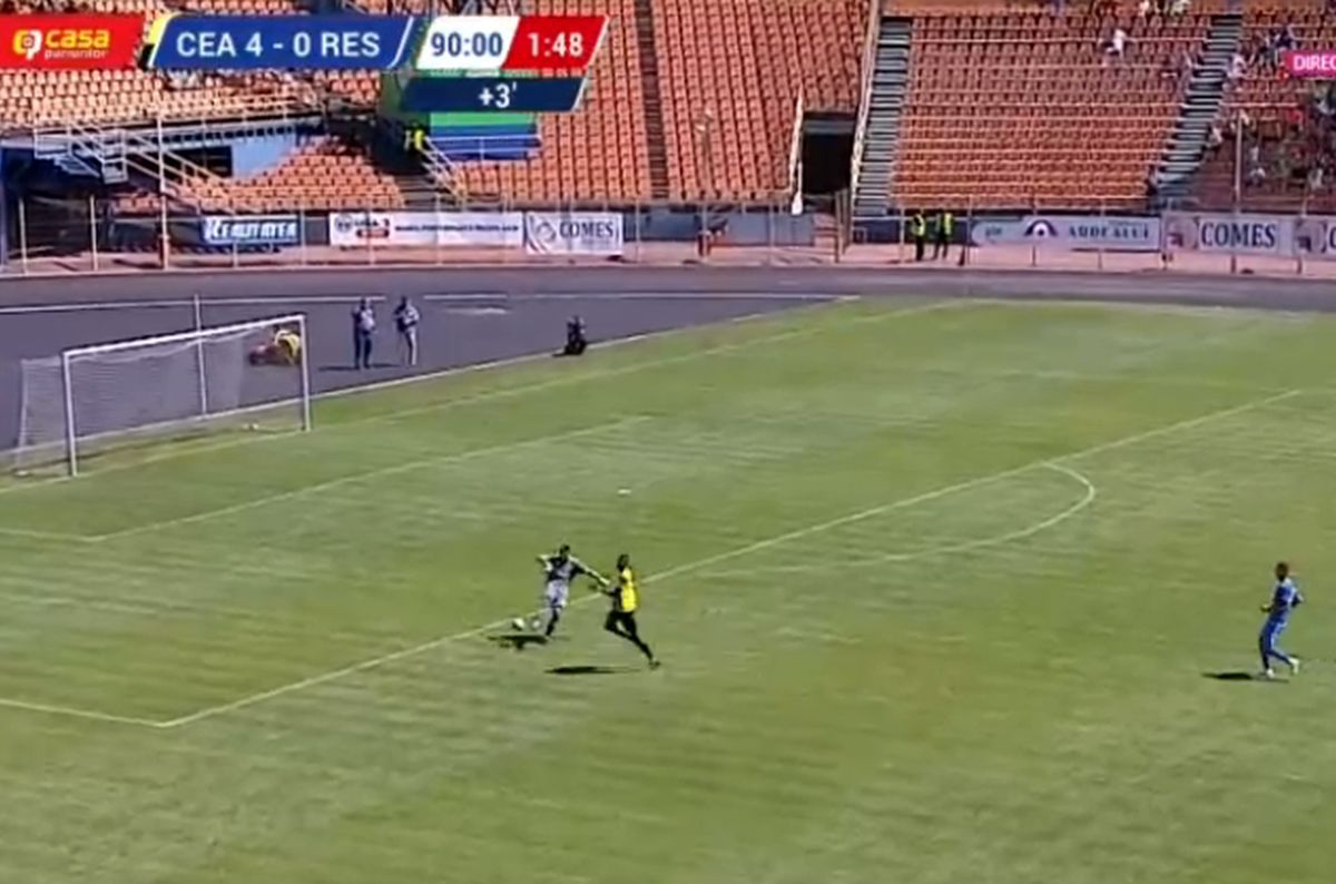 Salvat de arbitri după o gafă de tot râsul în Liga 2