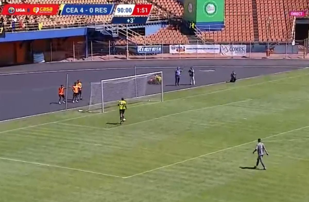 Salvat de arbitri după o gafă de tot râsul în Liga 2