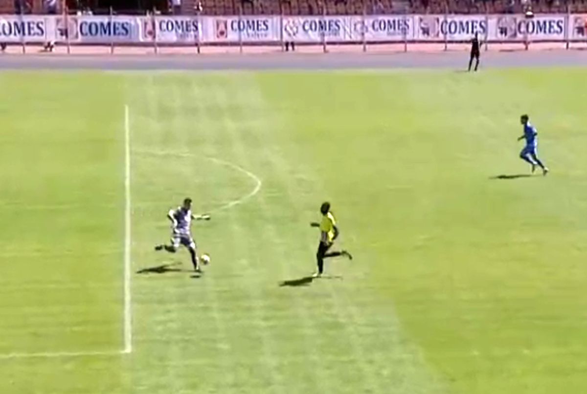 Salvat de arbitri după o gafă de tot râsul în Liga 2