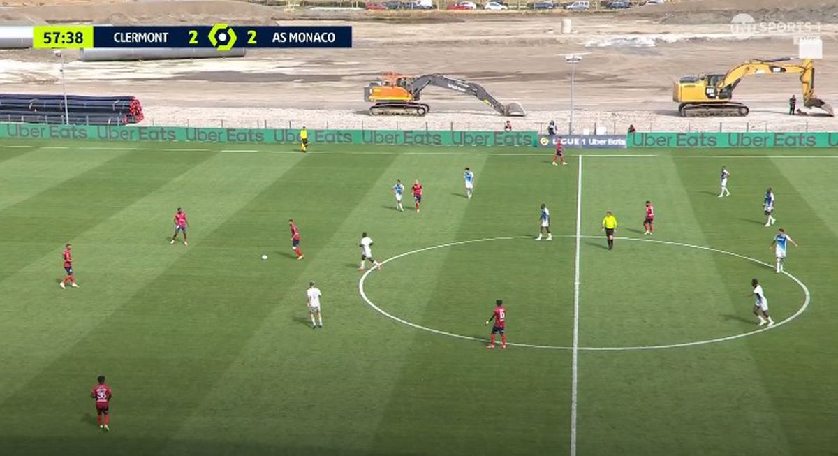 Spectacol lângă excavatoare în prima ligă » Imagini inedite dintr-un meci cu 6 goluri