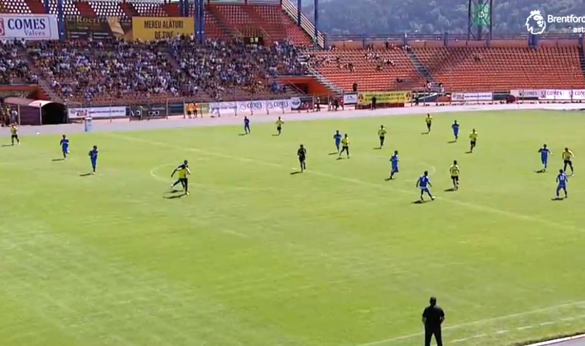 Salvat de arbitri după o gafă de tot râsul în Liga 2