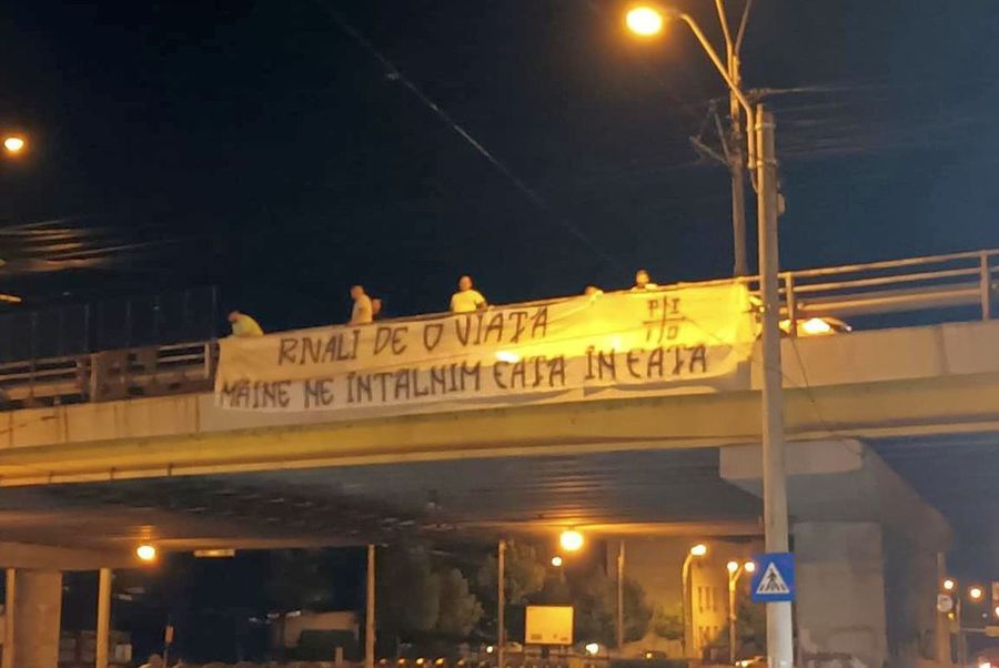 Mesaj agățat în noapte pe Podul Grant » Ce au scris ultrașii ploieșteni înainte de Rapid - Petrolul