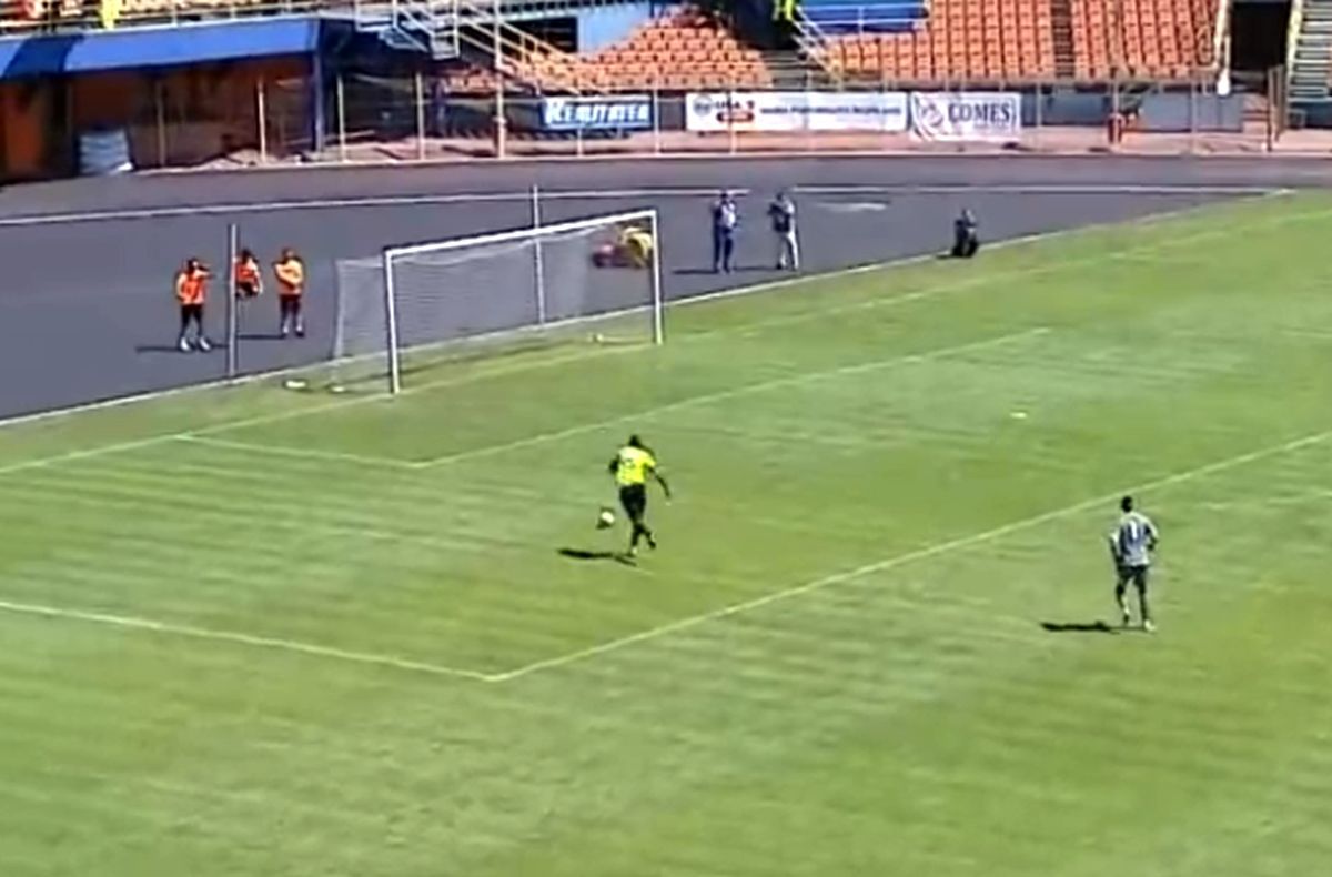 Salvat de arbitri după o gafă de tot râsul în Liga 2