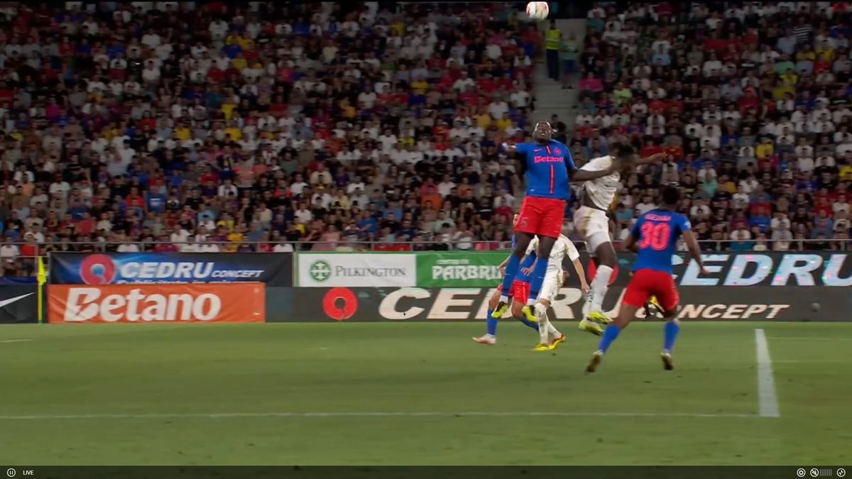 „Centralul” danez a încins spiritele în prima repriză » Reacția lui MM Stoica, imediat după deciziile conaționalului antrenorului Spartei