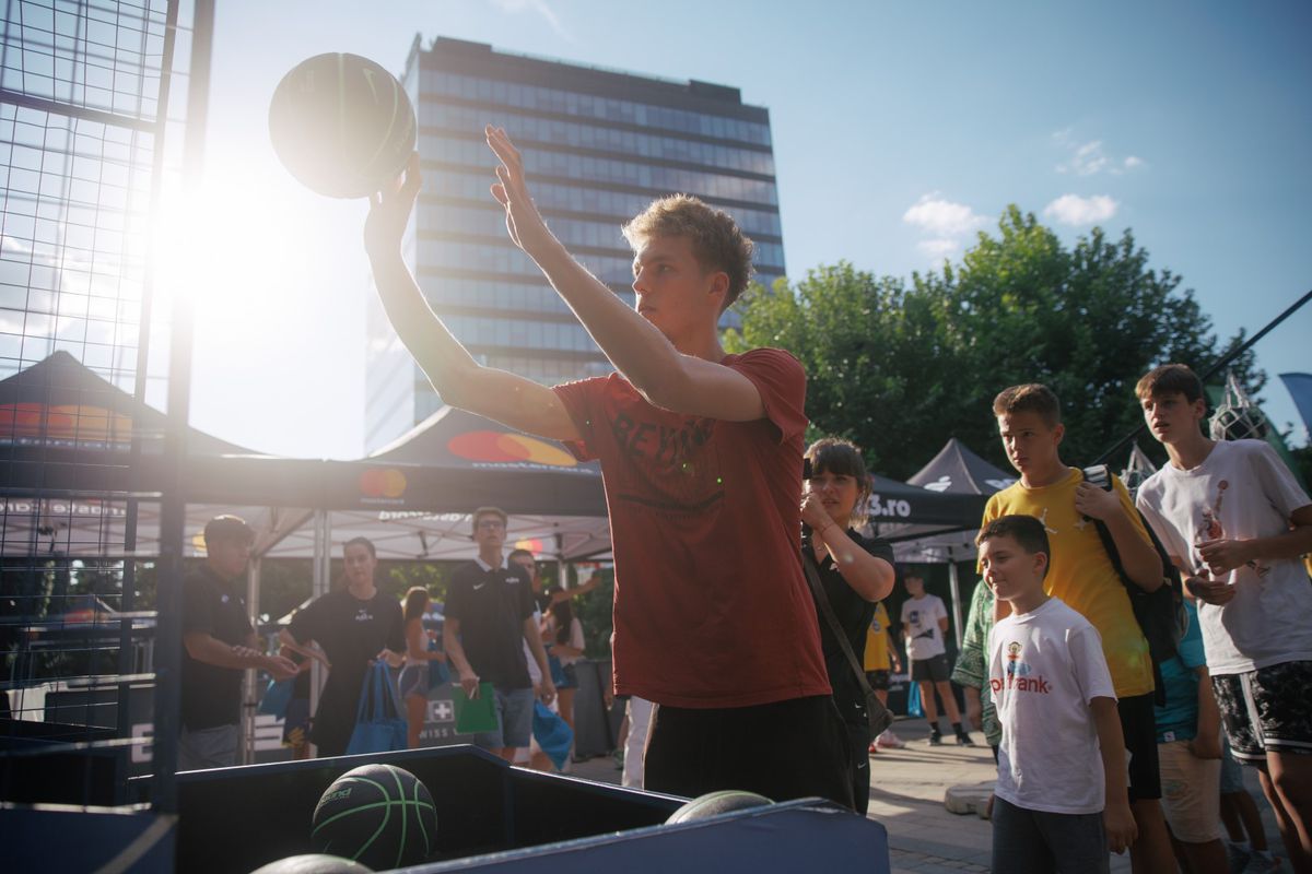 Baschetul 3x3 s-a oprit la Timișoara unde peste 200 de participanți au dat ora exactă sub panou
