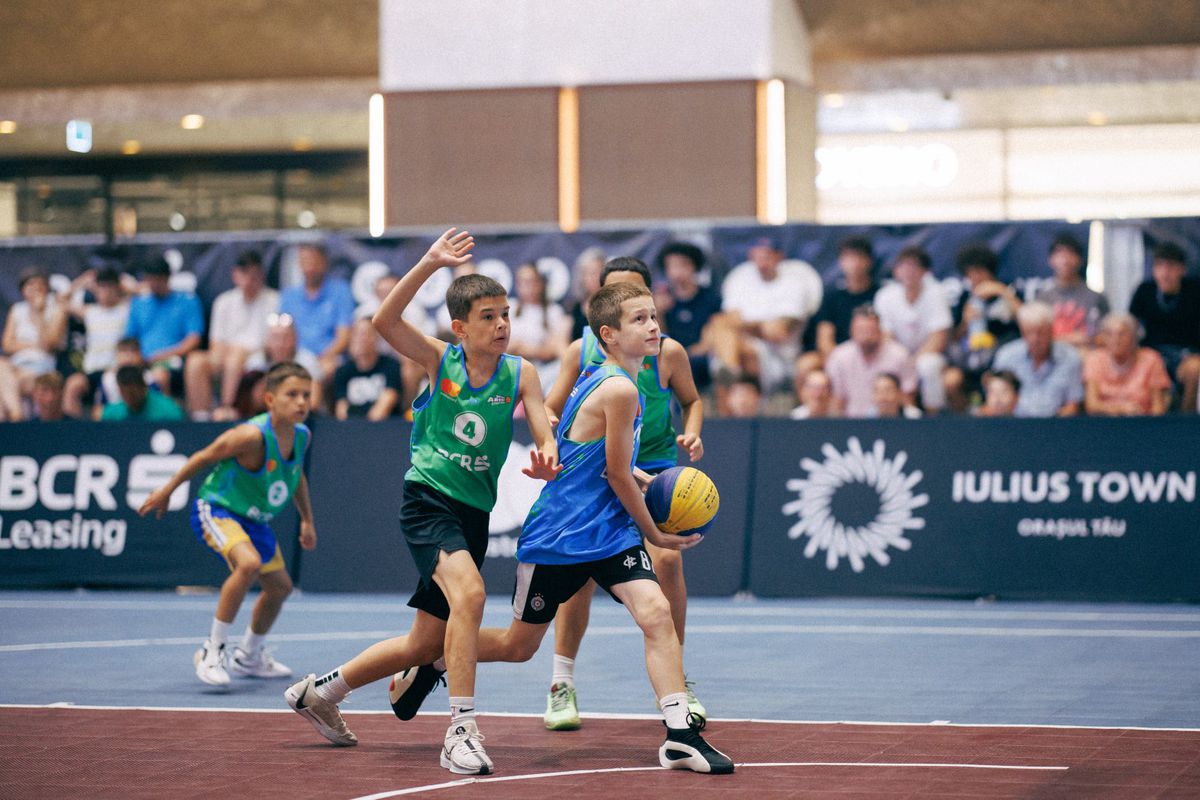 Baschetul 3x3 s-a oprit la Timișoara unde peste 200 de participanți au dat ora exactă sub panou