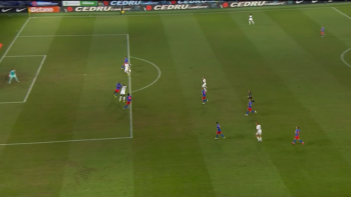 „Centralul” danez a încins spiritele în prima repriză » Reacția lui MM Stoica, imediat după deciziile conaționalului antrenorului Spartei