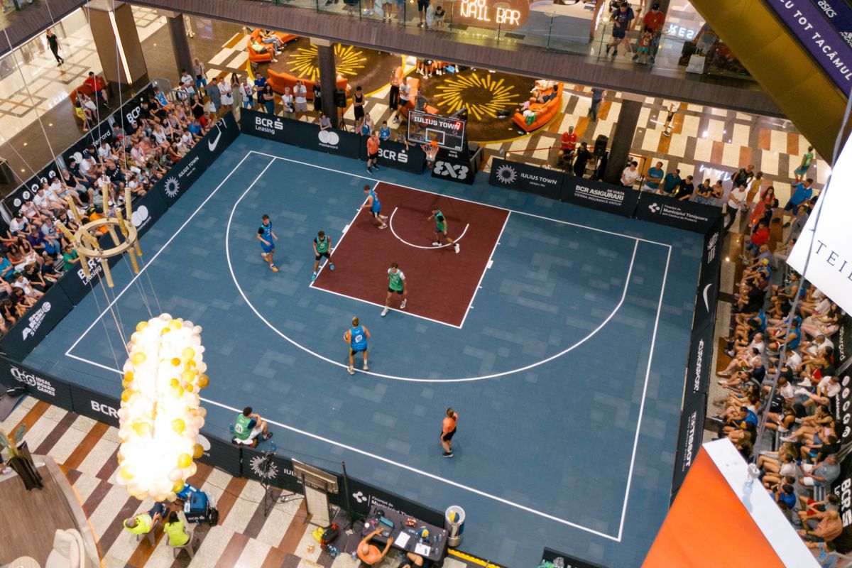 Baschetul 3x3 s-a oprit la Timișoara unde peste 200 de participanți au dat ora exactă sub panou