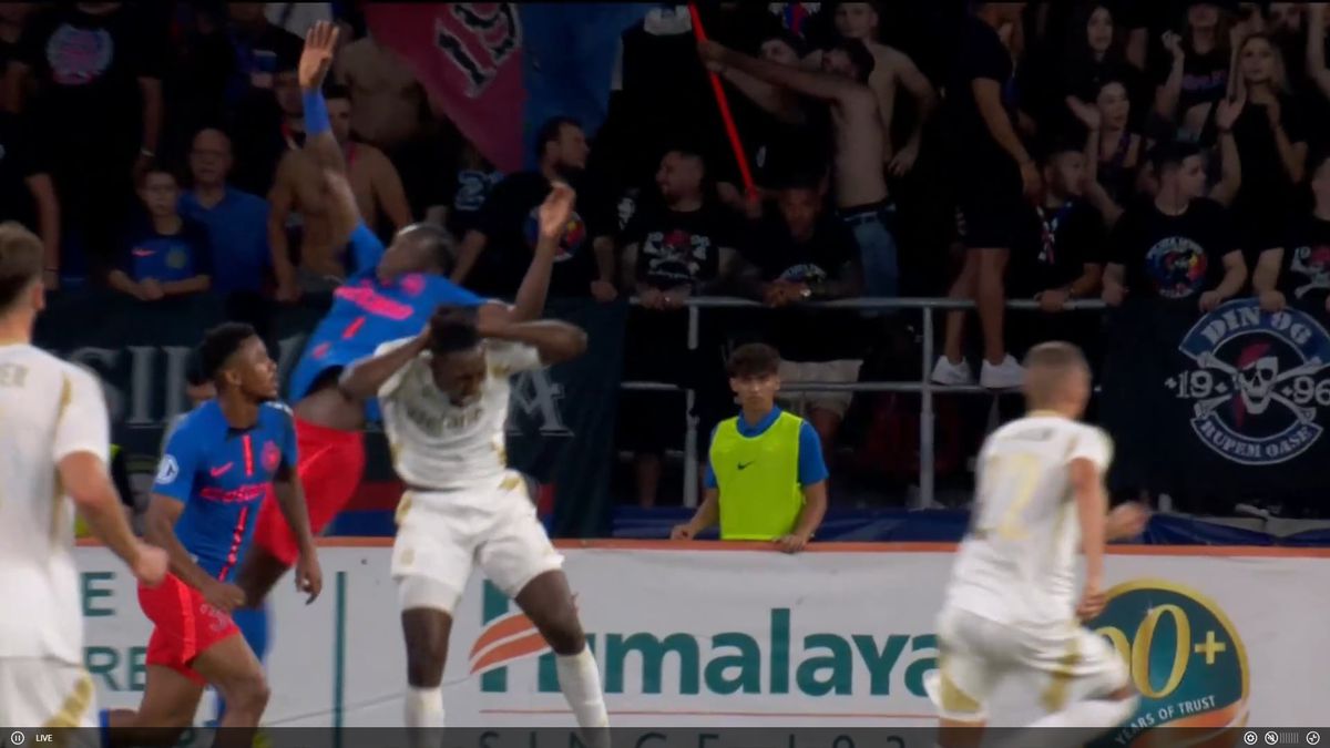 „Centralul” danez a încins spiritele în prima repriză » Reacția lui MM Stoica, imediat după deciziile conaționalului antrenorului Spartei