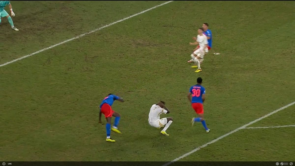 „Centralul” danez a încins spiritele în prima repriză » Reacția lui MM Stoica, imediat după deciziile conaționalului antrenorului Spartei