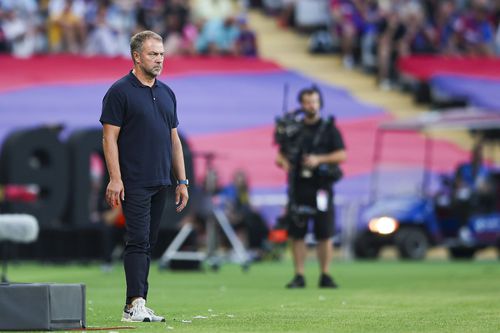 Hansi Flick, încruntat / Foto: GettyImages