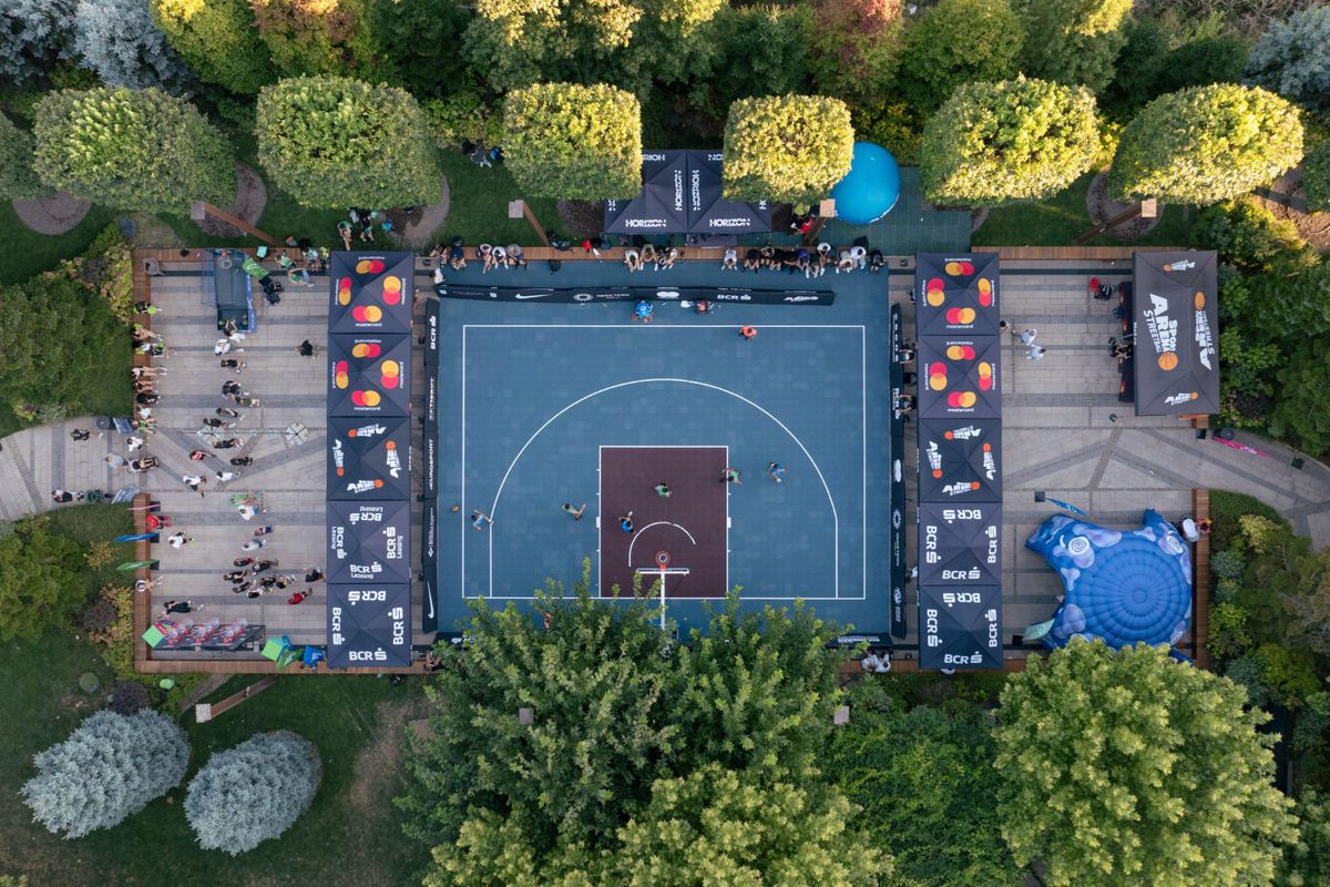 Baschetul 3x3 s-a oprit la Timișoara unde peste 200 de participanți au dat ora exactă sub panou