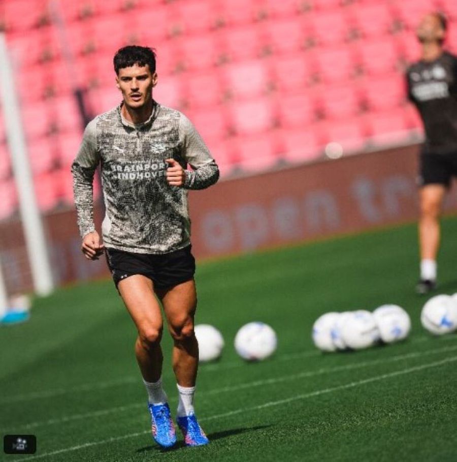 Dennis Man, la primul antrenament la PSV Eindhoven / Foto: X @PSV Dennis Man, aproape de debutul la PSV! » Ce spune antrenorul Peter Bosz: „Am câștigat o «armă» nouă!”
