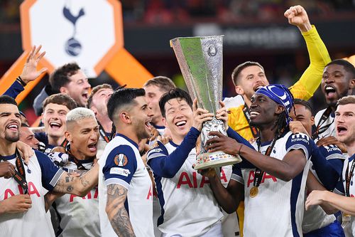 Cristian Romero, lângă Heung-Min Son, la sărbătorirea Europa League // foto: Guliver/gettyimages