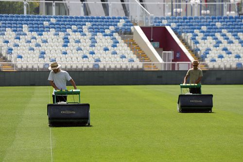 Kosovarii pregătesc gazonul pentru meciul de joi FOTO: Ionuţ Iordache (GSP)