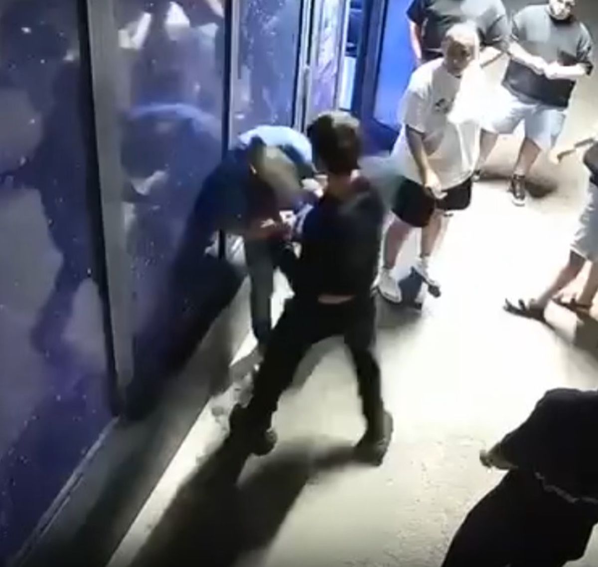 Reglare de conturi la Bacău: boxerul medaliat cu bronz la Europene a fugit din cantonament și l-a bătut în stradă pe un tânăr de 16 ani! Atenție, imagini cu puternic impact emoțional