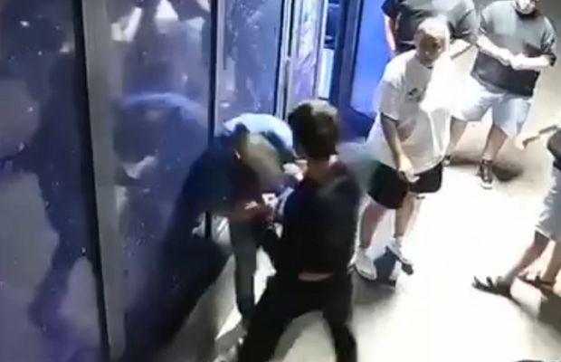 Reglare de conturi la Bacău: boxerul medaliat cu bronz la Europene a fugit din cantonament și l-a bătut în stradă pe un tânăr de 16 ani! Atenție, imagini cu puternic impact emoțional