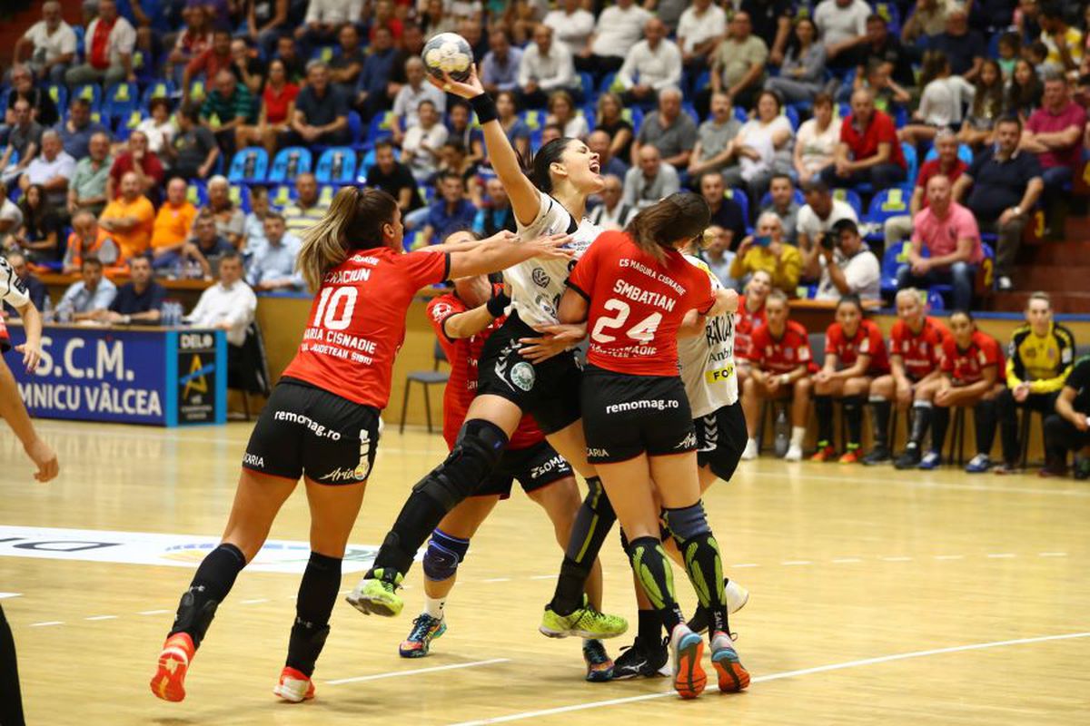 FOTO Vâlcea preia șefia Ligii » Campioanele au trecut pe primul loc după ce au învins la 10 goluri diferență pe Măgura Cisnădie