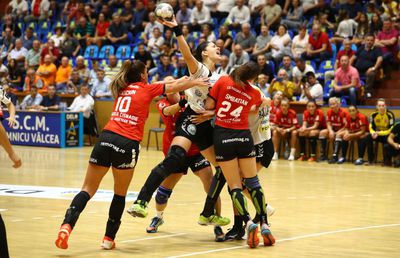 FOTO Vâlcea preia șefia Ligii » Campioanele au trecut pe primul loc după ce au învins la 10 goluri diferență pe Măgura Cisnădie