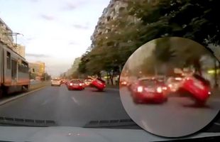 VIDEO Doar în București! A vrut să depășească mașina din față, dar s-a urcat pe ea