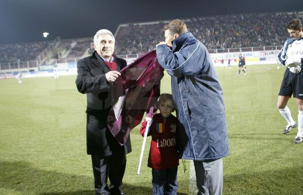 VIDEO+FOTO Imagini de colecție cu Dan Petrescu! Revedere după 16 ani » Copilul care i-a dat să sărute steagul Rapidului a ajuns fotbalist și îl va înfrunta diseară