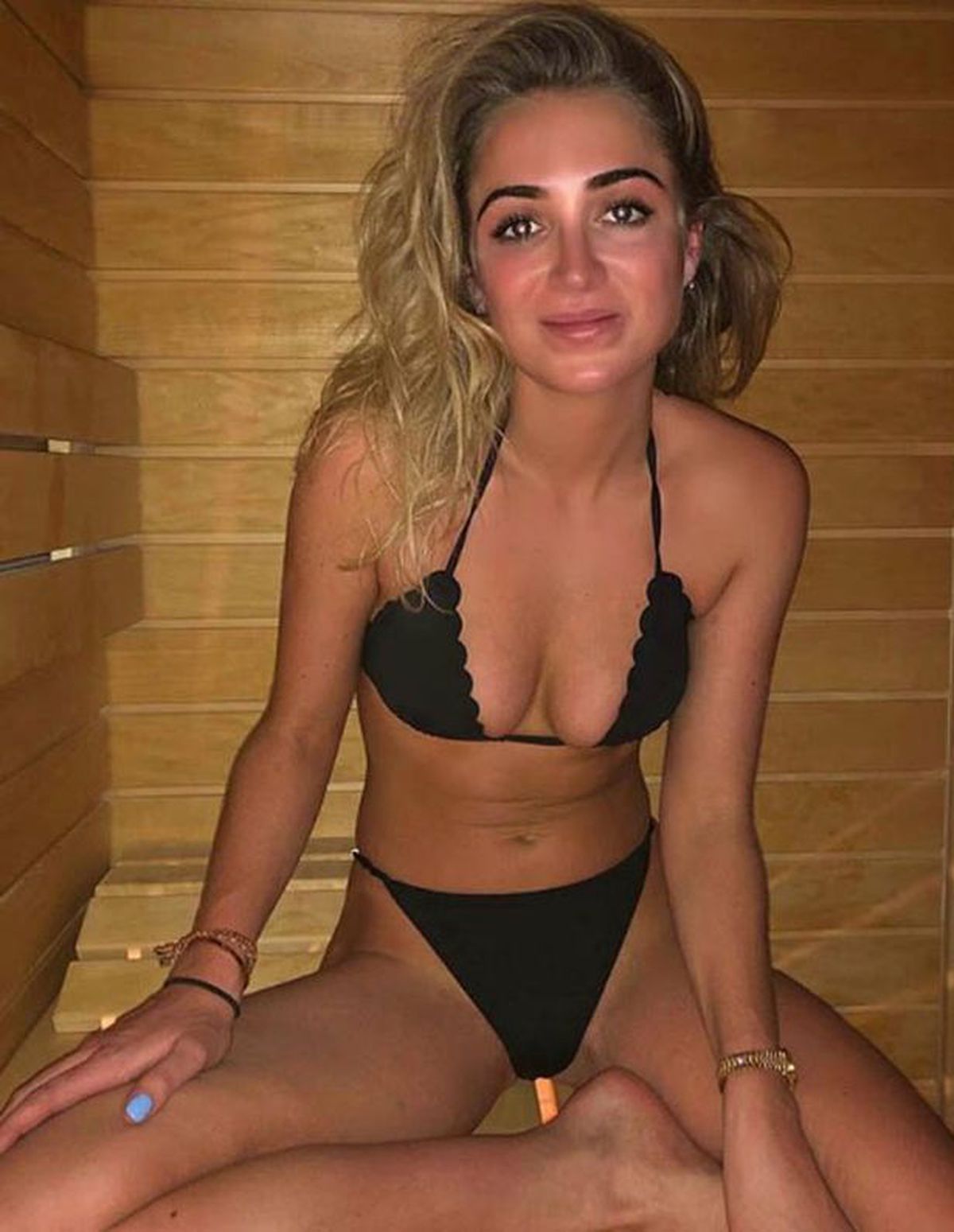 GALERIE FOTO Modelul de la Insula Iubirii a cerut ordin de restricție pentru un fotbalist celebru: „Mi-a trimis poze cu penisul lui”