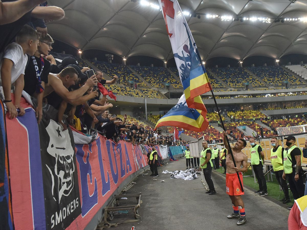 Jucătorii FCSB, bucurie alături de fani după victoria cu Dinamo : Foto: fcsb/facebook