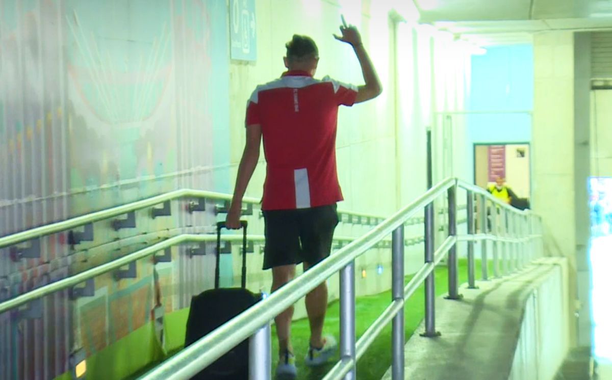 Un jucător dinamovist, semne obscene către fanii FCSB » Ce s-a întâmplat după Derby de România: „Am greșit și simt rușine văzând imaginile”