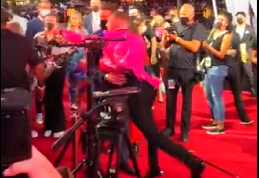 Luptătorul Conor McGregor (33 de ani) și raperul Machine Gun Kelly (31 de ani) au fost la un pas de bătaie, chiar pe covorul roșu de la MTV Video Music Awards, gală organizată duminică, în Brooklyn.