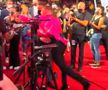 Luptătorul Conor McGregor (33 de ani) și raperul Machine Gun Kelly (31 de ani) au fost la un pas de bătaie, chiar pe covorul roșu de la MTV Video Music Awards, gală organizată duminică, în Brooklyn.