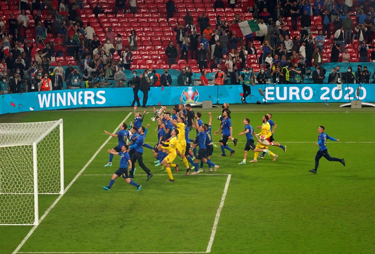 50 de fotografii dintr-o experiență senzațională! Cum e sa fii fotoreporter la EURO: 30 de zile, 19 meciuri, 18 echipe, 9 stadioane și o campioană