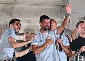 Imagini impresionante » Djokovic a plâns în hohote la revenirea în Serbia: „Tremur, nu știu ce să spun”