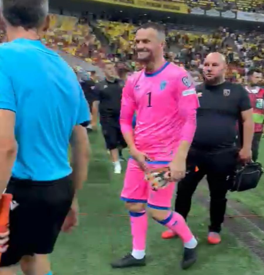 Nu s-a văzut la TV » Portarul lui Kosovo, semne obscene către fanii României după finalul meciului