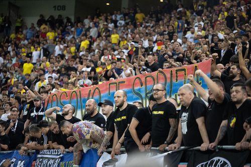Ultrașii români au provocat întreruperea meciului cu Kosovo timp de 49 de minute