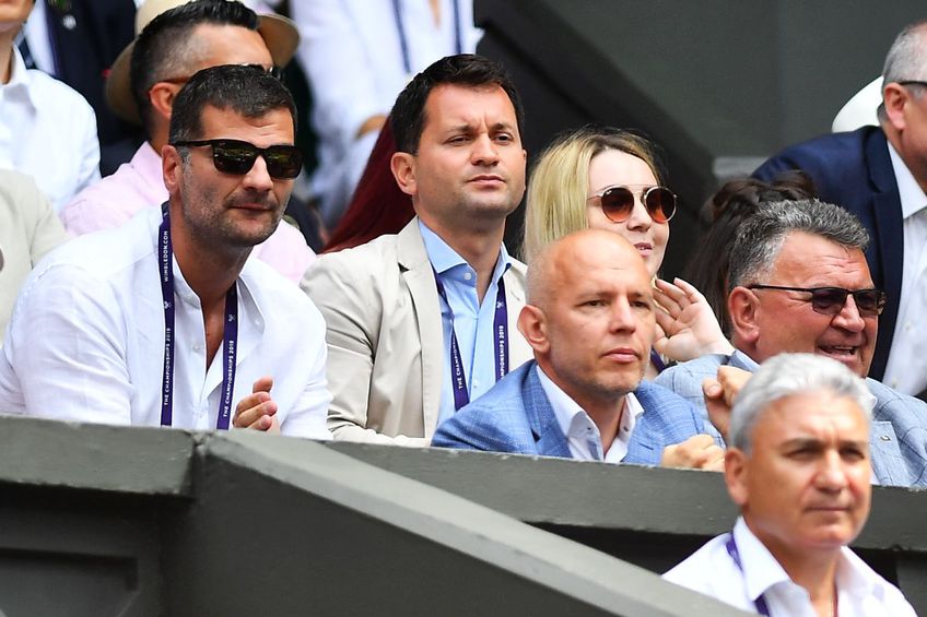 Cosmin Hodor, în centrul imaginii, cu cămașă albastră, la finala de la Wimbledon din 2019 / FOTO: Raed Krishan