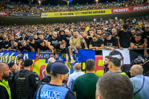 Partida România - Kosovo a fost întreruptă temporar din cauza comportamentului ultrașilor