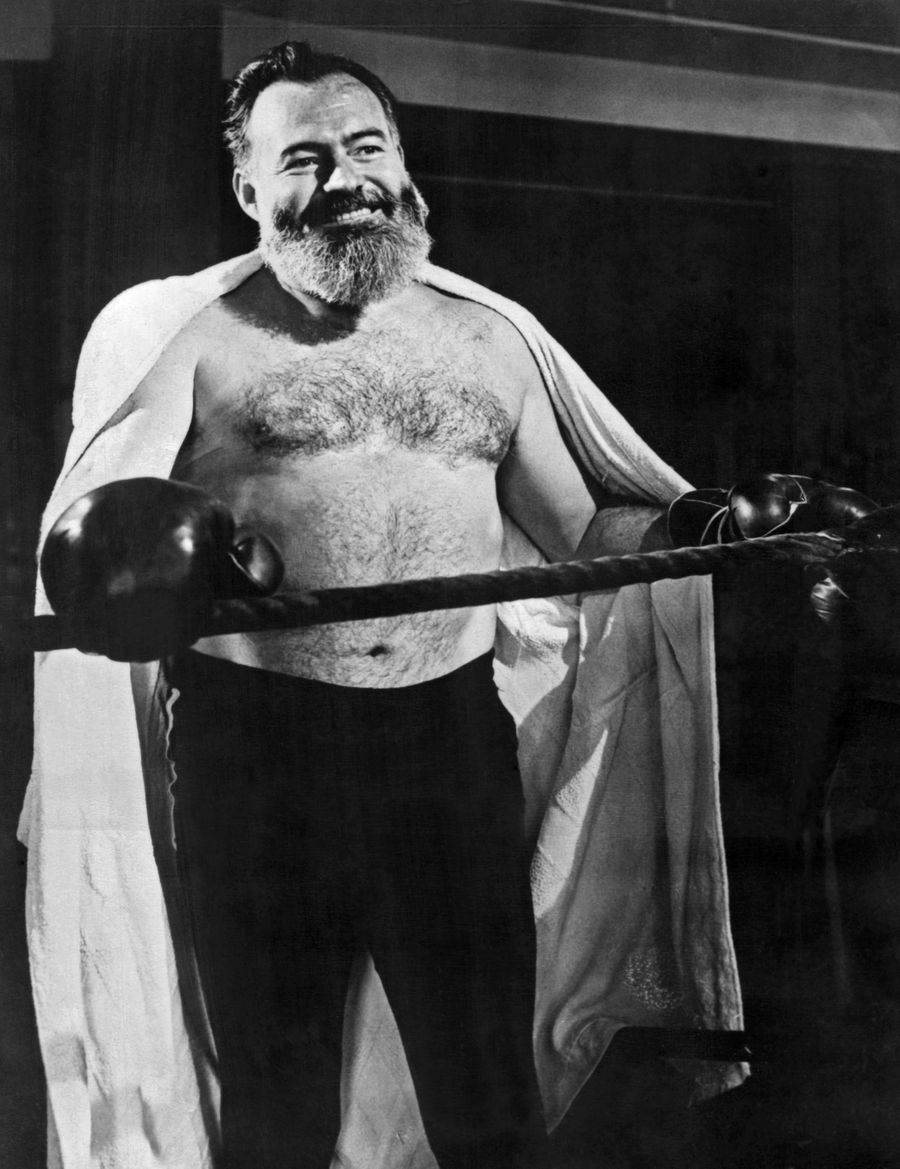 „A mitraliat rechinii, dar s-a împușcat în ambele picioare” » Povestea „nebunului” Ernest Hemingway și a pasiunii pentru sport: „Există doar 3 sporturi pe lumea asta, restul sunt jocuri”