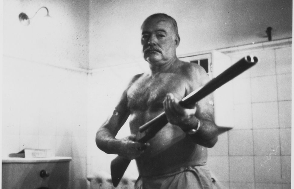 „A mitraliat rechinii, dar s-a împușcat în ambele picioare” » Povestea „nebunului” Ernest Hemingway și a pasiunii pentru sport: „Există doar 3 sporturi pe lumea asta, restul sunt jocuri”