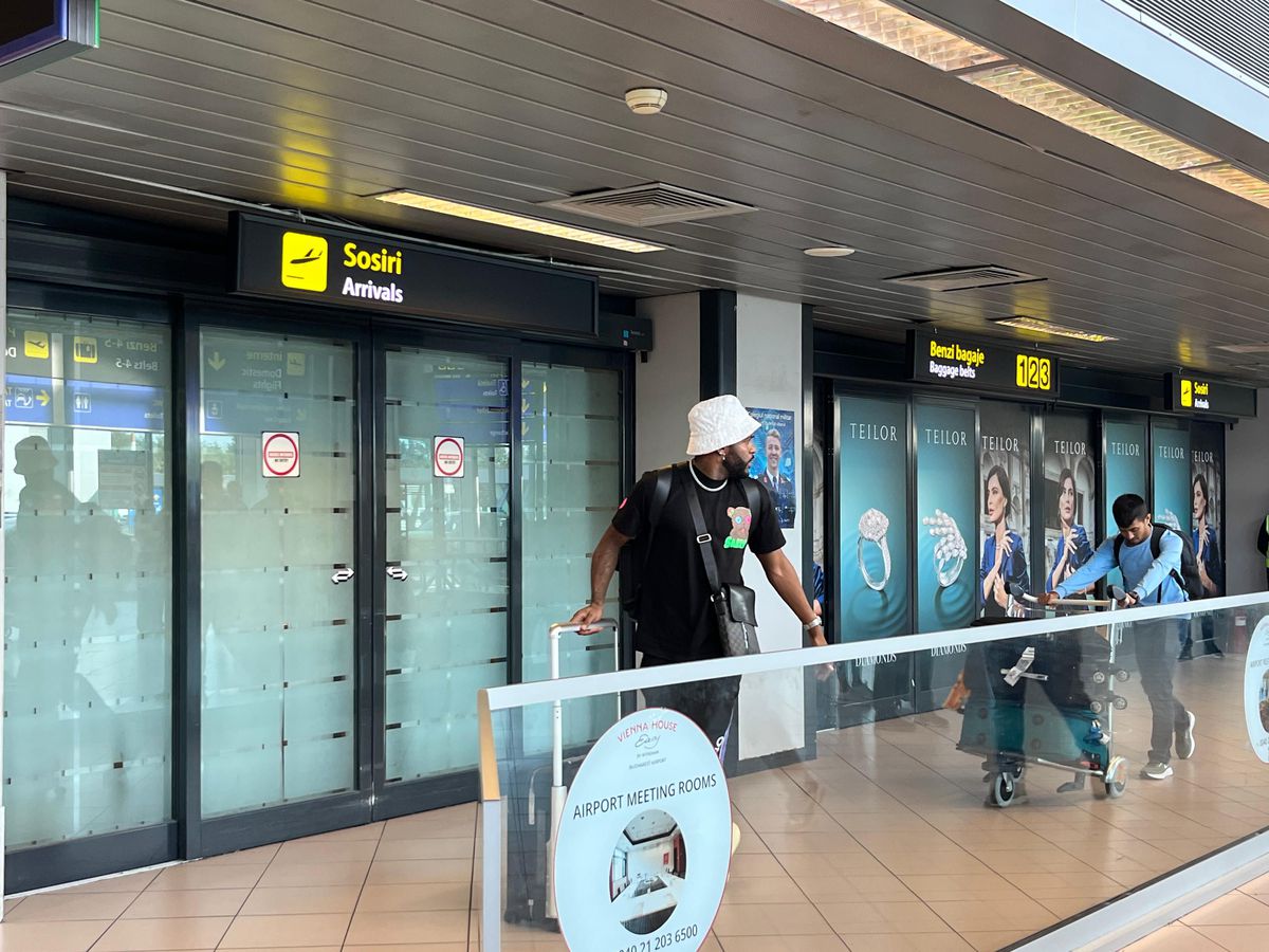 Supertransferul de la Rapid a ajuns în România! Prima reacție, direct din aeroport