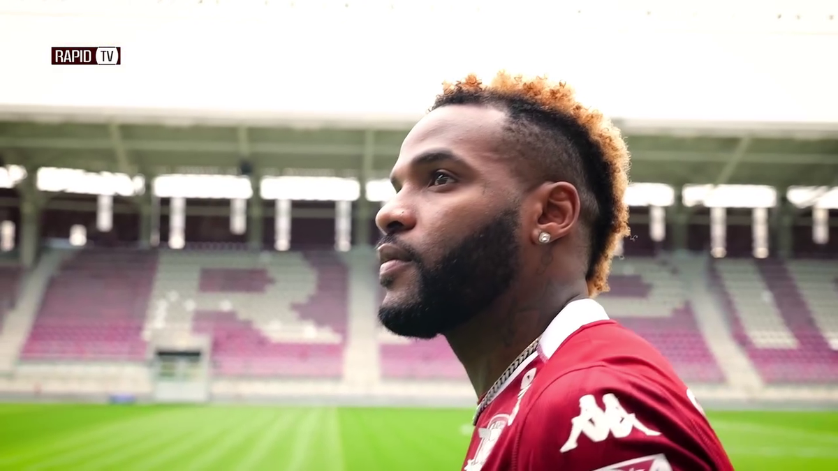 Supertransferul de la Rapid a ajuns în România! Prima reacție, direct din aeroport