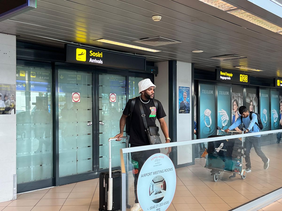 Supertransferul de la Rapid a ajuns în România! Prima reacție, direct din aeroport