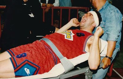 Atenție, imagini cu puternic impact emoțional! Un gest stupid i-a distrus cariera: s-a stins într-un scaun cu rotile