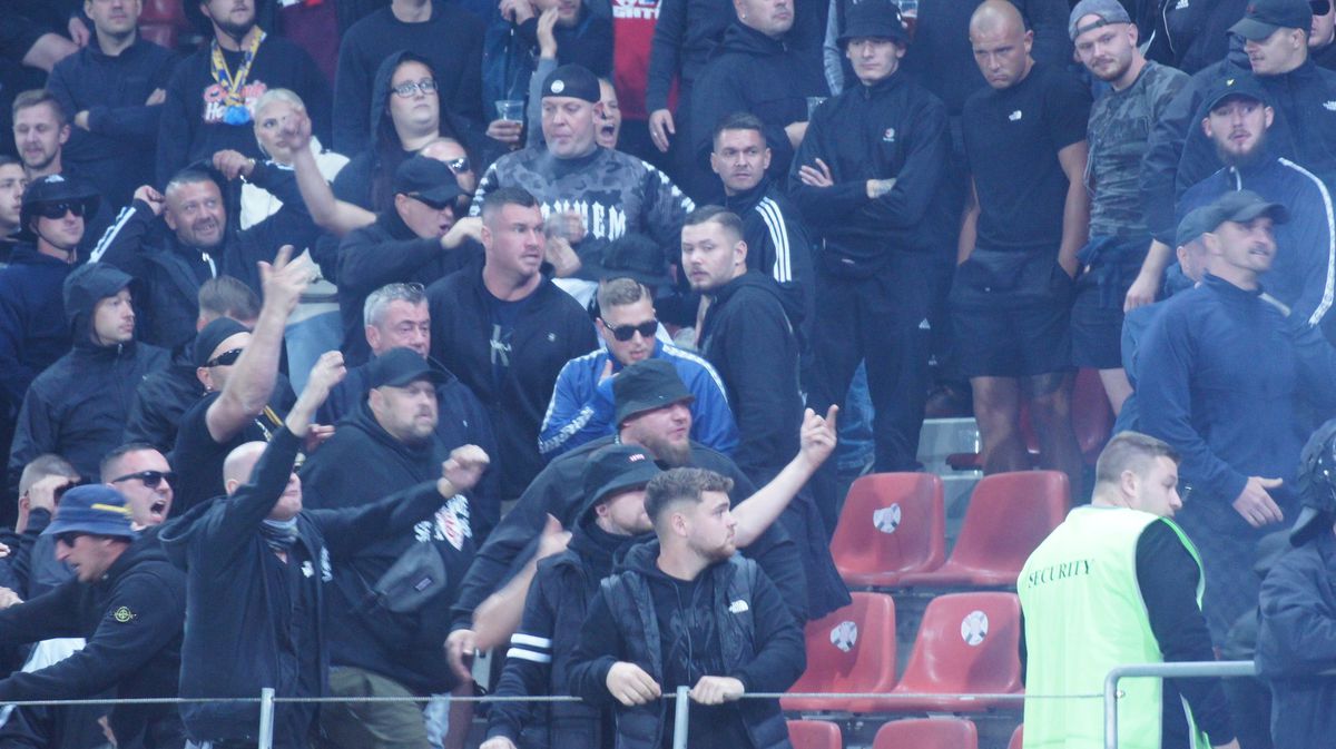 Haos la derby-ul din Germania » Ultrașii i-au atacat pe fotbaliști, poliția a intervenit și a urmat o bătaie generală