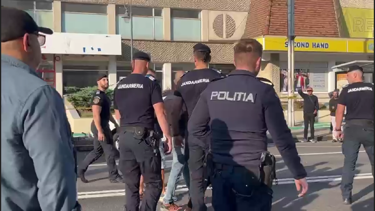 Bărbatul a fost convins de negociatori să coboare de pe nocturna stadionului din Liga 2 după 6 ore!