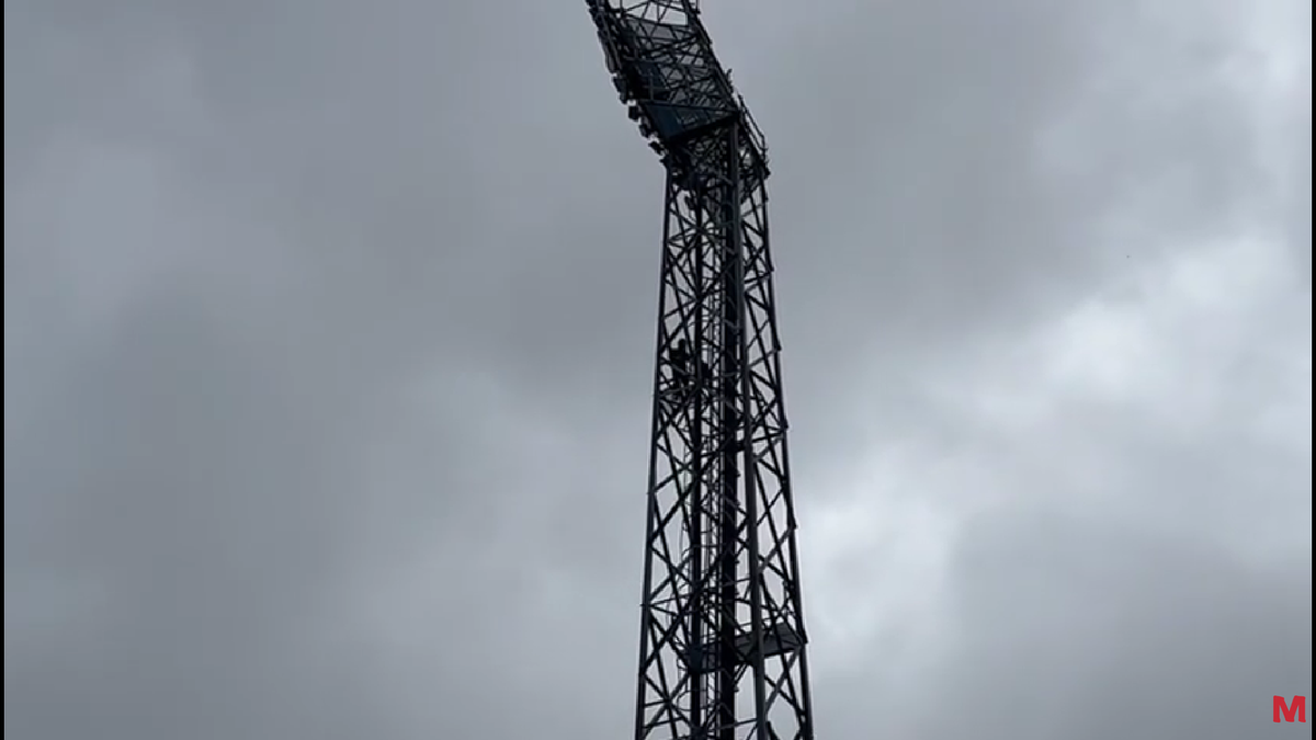 Bărbatul a fost convins de negociatori să coboare de pe nocturna stadionului din Liga 2 după 6 ore!