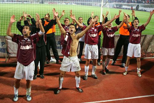 Cristian Ionescu (fără tricou), după meciul Rapid - Dinamo 2-1, disputat pe 24 octombrie 2004 FOTO: GSP