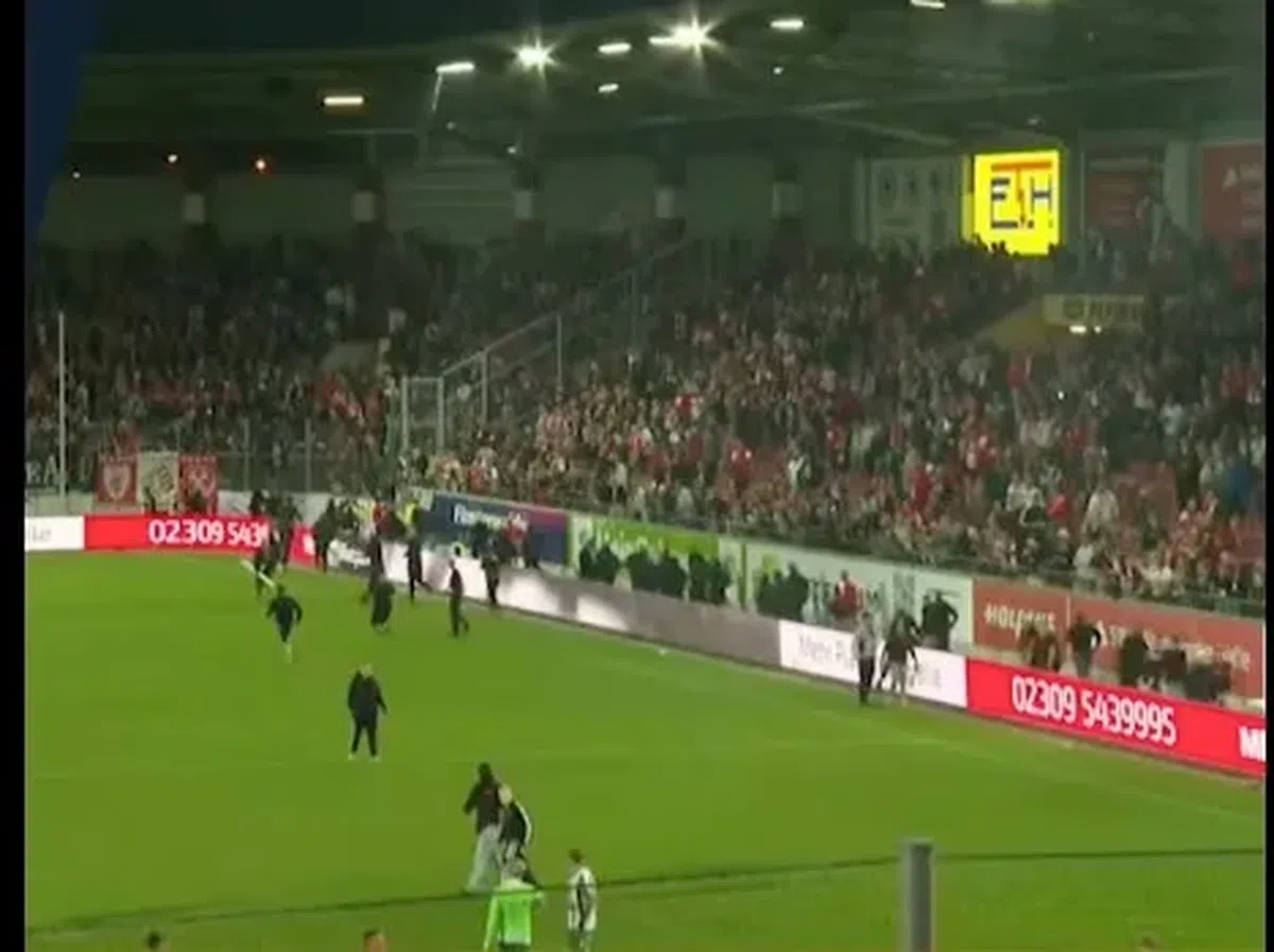 Haos la derby-ul din Germania » Ultrașii i-au atacat pe fotbaliști, poliția a intervenit și a urmat o bătaie generală