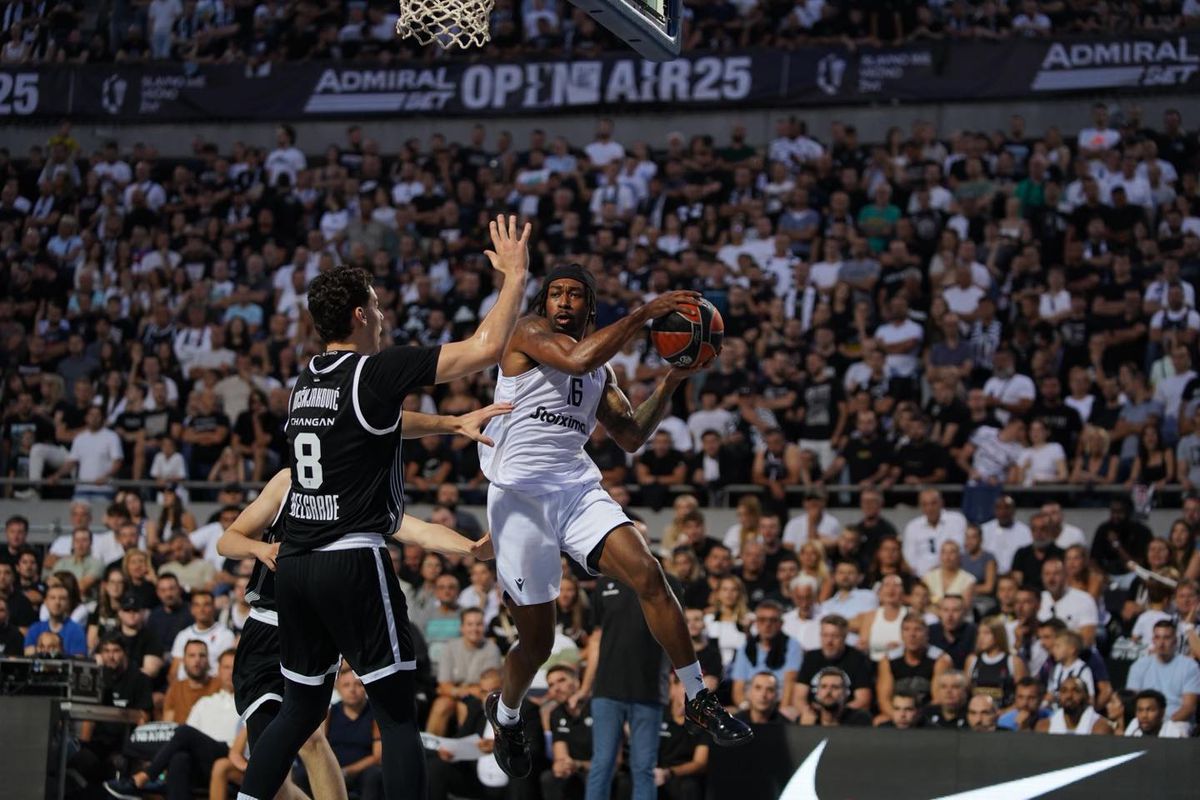 Fanii lui Partizan Belgrad nu se dezmint: torțe și atmosferă incredibilă în timpul unui meci disputat în aer liber, pe Stadionul Tasmajdan