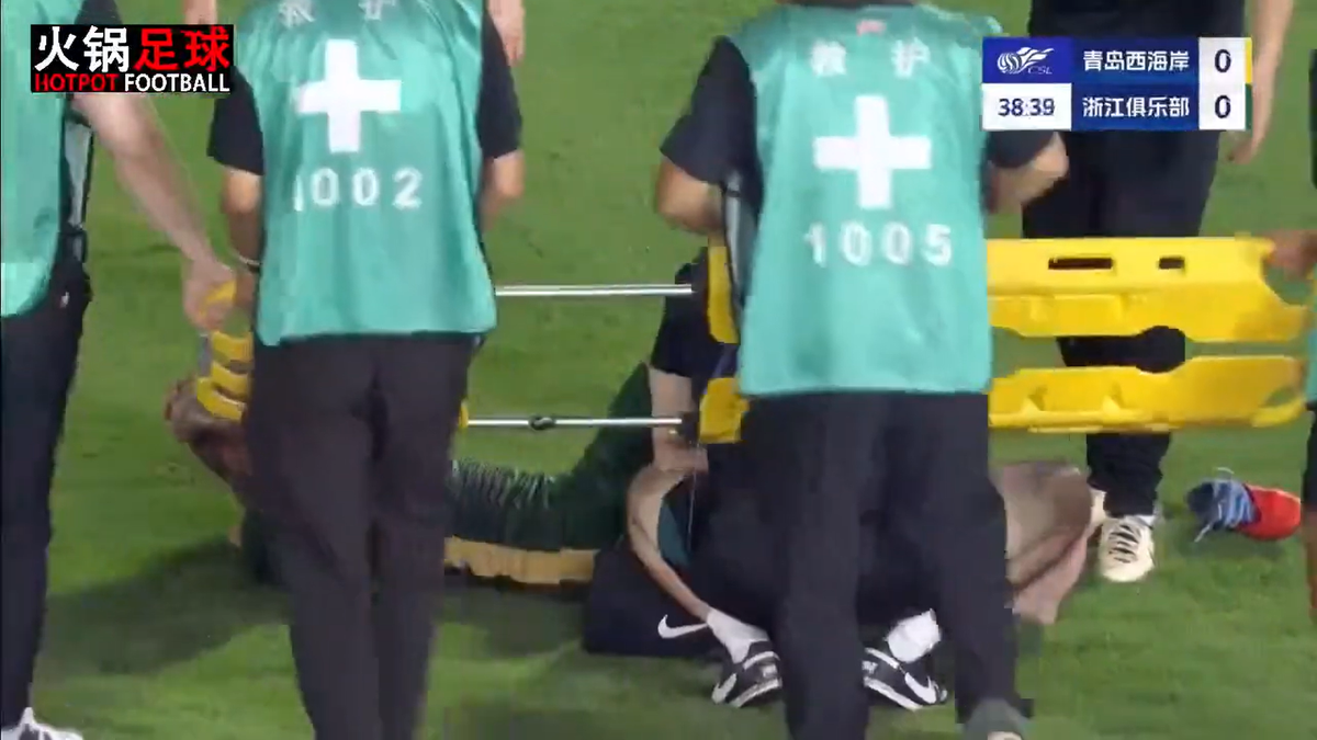 Alexandru Mitriță s-a accidentat în China: a urlat pe teren, și-a pus mâinile în cap și a ieșit cu targa