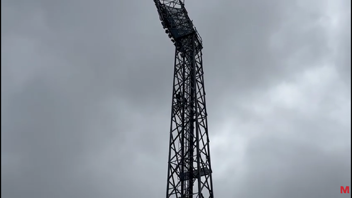 Bărbatul a fost convins de negociatori să coboare de pe nocturna stadionului din Liga 2 după 6 ore!